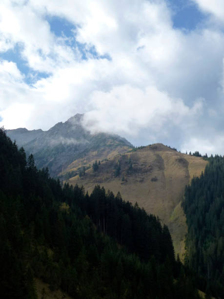 プレイシュピッツェ山へのハイキング ツアー、チロル、オーストリア - autumn panoramic lech valley landscape ストックフォトと画像