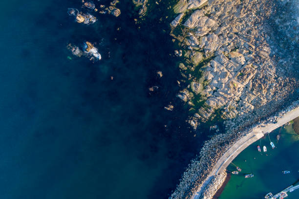 港の入り口防波堤の航空写真 - beach sunrise waterbreak sea ストックフォトと画像