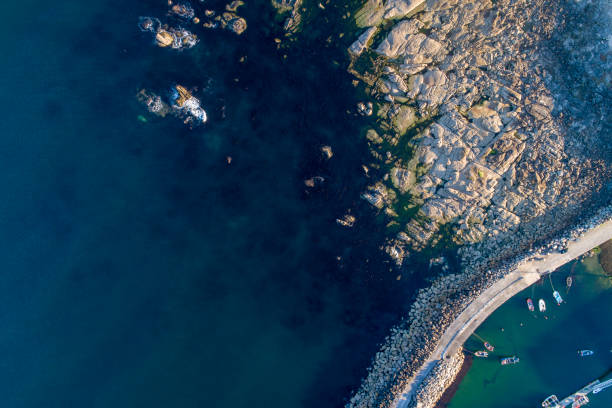 widok z lotu ptaka na falochron wejściowy do portu - beach sunrise waterbreak sea zdjęcia i obrazy z banku zdjęć