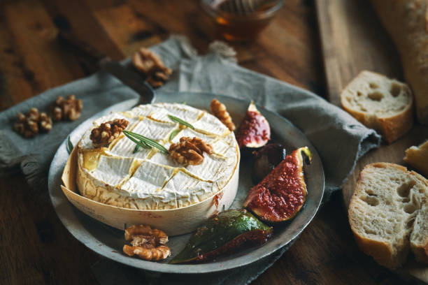 baked camembert cheese with fresh figs - 金銀畢芝士 個照片及圖片檔