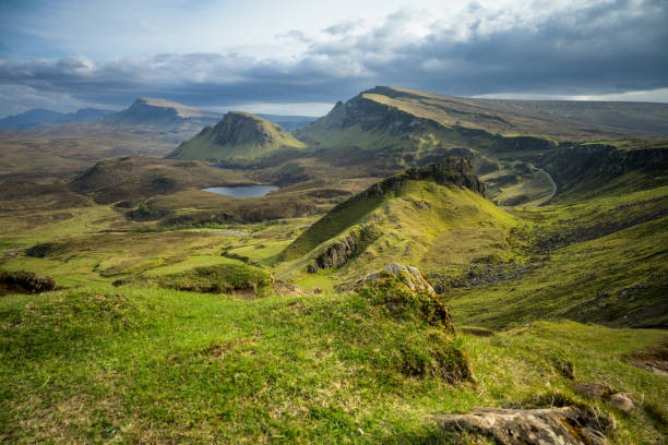 coucher de soleil quiraing, île de skye, schottland - quiraing needle photos et images de collection