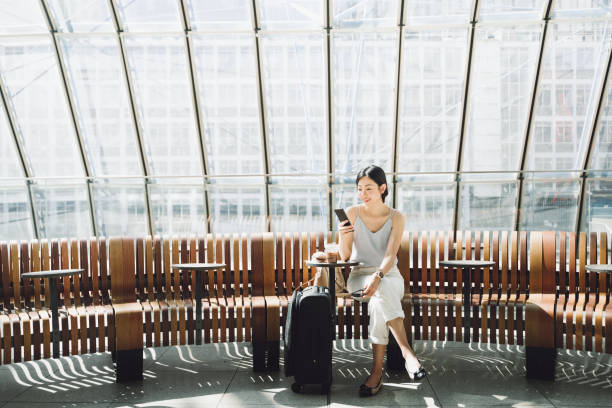새로운 여정을 위한 준비 - airport women waiting business travel 뉴스 사진 이미지