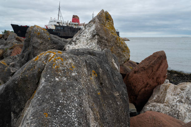 o duque de lancaster, também conhecido como navio divertido de mostyn - abandoned beached ferry rotting - fotografias e filmes do acervo