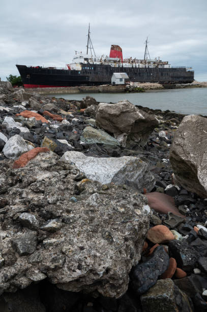 o duque de lancaster, também conhecido como navio divertido de mostyn - abandoned beached ferry rotting - fotografias e filmes do acervo