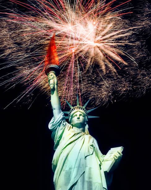 statue de la liberté à new york. - statue of liberty liberty statue firework display photos et images de collection