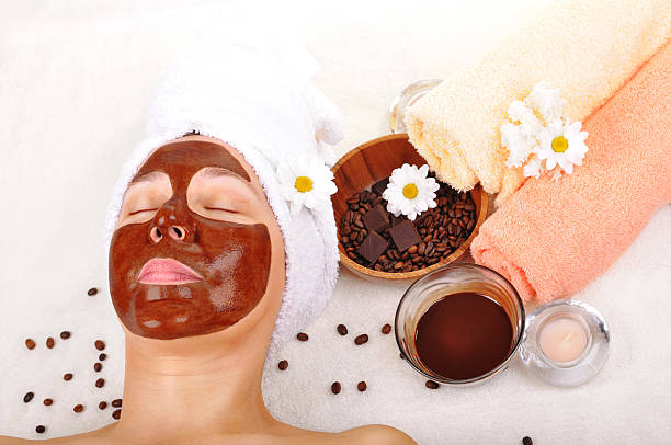 mulher bonita com máscara de chocolate sobre o rosto - chocolate spa treatment alternative therapy towel imagens e fotografias de stock