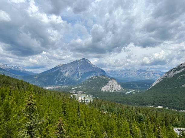 vue de la télécabine de banff - banff gondola photos et images de collection