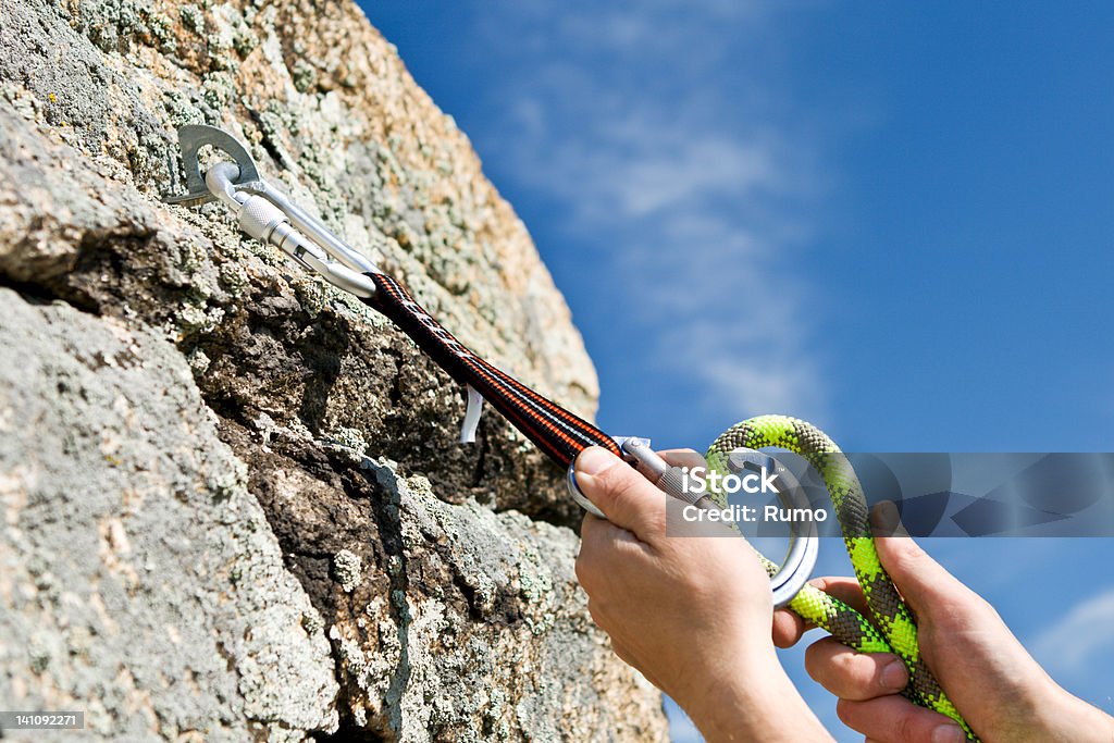 Der sportsman sich aufhängt carbine und guy-Seil in rock - Lizenzfrei Seil Stock-Foto