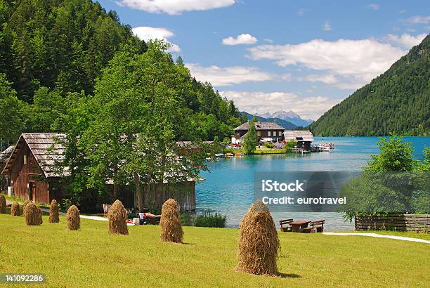 Lago Weissensee La Carinzia Austria - Fotografie stock e altre immagini di Lago Weissensee - Austria - Lago Weissensee - Austria, Alpi, Ambientazione esterna