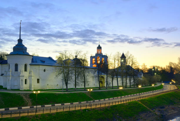 damm des jaroslawler kremls - yaroslavl russia religion church stock-fotos und bilder