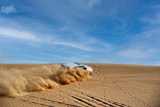 사막에서 도로 자동차 4x4에서 표류. 폭발하는 모래 가루의 움직임을 공기 중으로 동결시킵니다. 행동 및 임대 활동. - 4x4 desert sports utility vehicle dubai 뉴스 사진 이미지