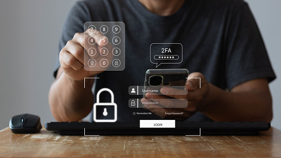 2FA aumenta la seguridad de su cuenta, pantalla digital de autenticación de dos factores que muestra un concepto de 2fa, privacidad proteger datos y ciberseguridad. Concepto de seguridad de la información cibernética. photo
