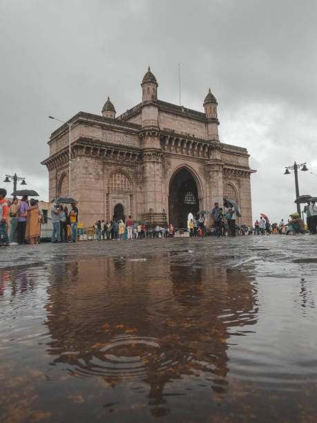 tiro de reflexão da poça de água da índia, mumbai, índia - vertical gateway to india famous place travel destinations - fotografias e filmes do acervo