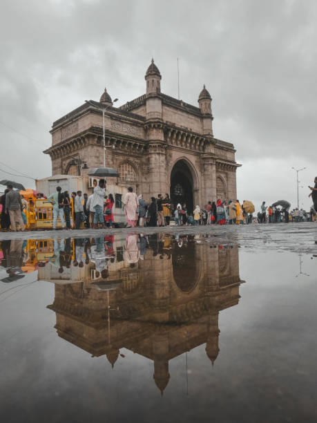 tiro de reflexão da poça de água da índia, mumbai, índia - vertical gateway to india famous place travel destinations - fotografias e filmes do acervo