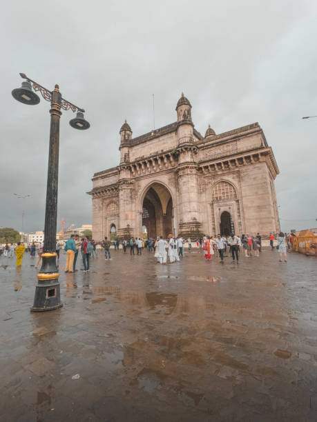 poste de luz y puerta de entrada de la india enmarcados en una sola toma - vertical gateway to india famous place travel destinations fotografías e imágenes de stock