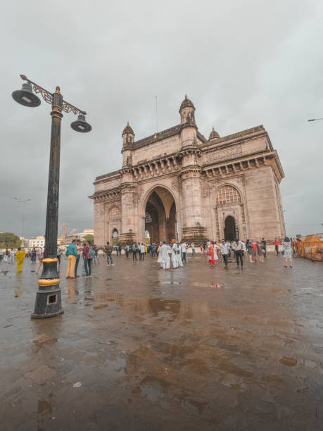 poste de luz e gateway da índia emoldurado em um tiro - vertical gateway to india famous place travel destinations - fotografias e filmes do acervo