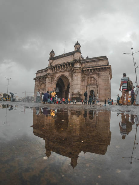 tiro de reflexão da água da porta de entrada da índia, mumbai, índia - vertical gateway to india famous place travel destinations - fotografias e filmes do acervo