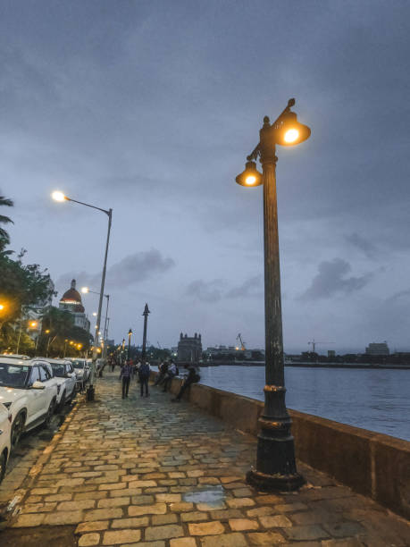 evening street view of pj ramchandani marg, apollo bandar, colaba, mumbai perto do gateway of india - vertical gateway to india famous place travel destinations - fotografias e filmes do acervo