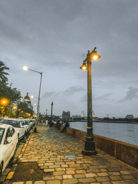 evening street view of pj ramchandani marg, apollo bandar, colaba, mumbai perto do gateway of india - vertical gateway to india famous place travel destinations - fotografias e filmes do acervo