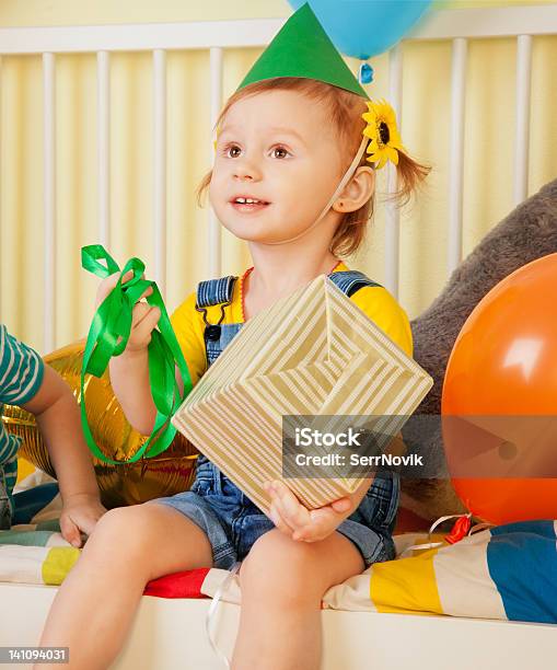 Aniversário Opeening A Actual - Fotografias de stock e mais imagens de 2-3 Anos - 2-3 Anos, Aluno de Jardim de Infância, Aniversário