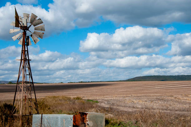 moinho de vento de metal - cattle station - fotografias e filmes do acervo