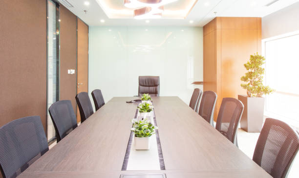 modernes tagungsraum-interieur - board room business conference table window stock-fotos und bilder