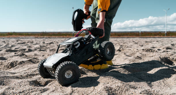 mãos de criança masculina segurando rádio controlado fio unidade de carro esportivo de alta velocidade e joystick - off road vehicle audio - fotografias e filmes do acervo