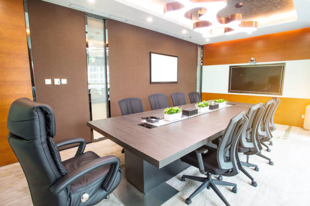 modern meeting room interior - board room business conference table window imagens e fotografias de stock