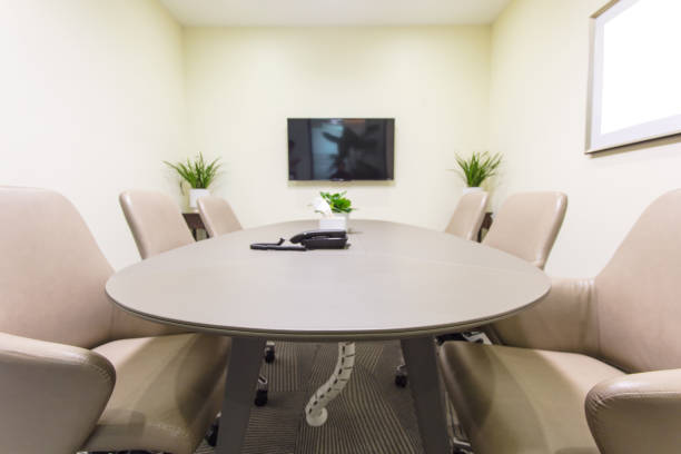 moderne konferenzraum  - board room business conference table window stock-fotos und bilder