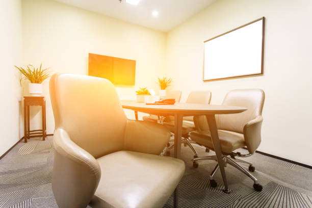 small meeting room with leather seats - board room business conference table window imagens e fotografias de stock