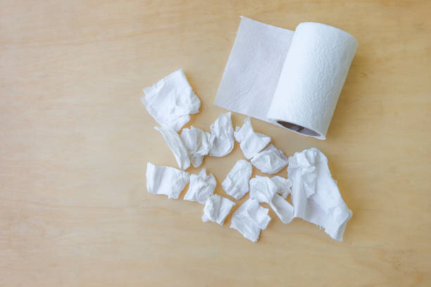 müll von gebrauchtem seidenpapier mit toilettenpapierrolle mit platz auf holzhintergrund - tissue crumpled toilet paper paper stock-fotos und bilder