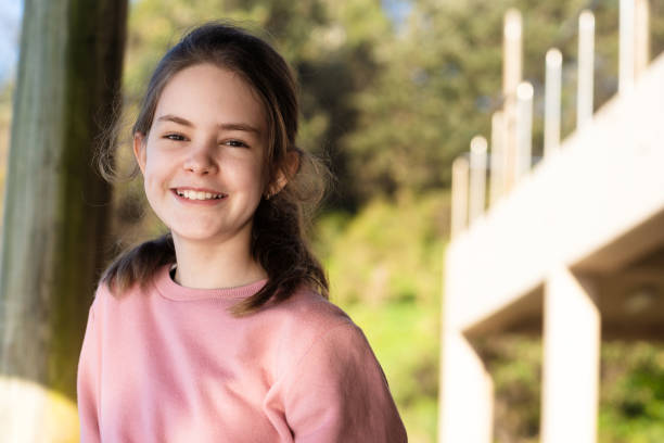 портрет счастливой улыбающейся девушки - eleven year old стоковые фото и изображения