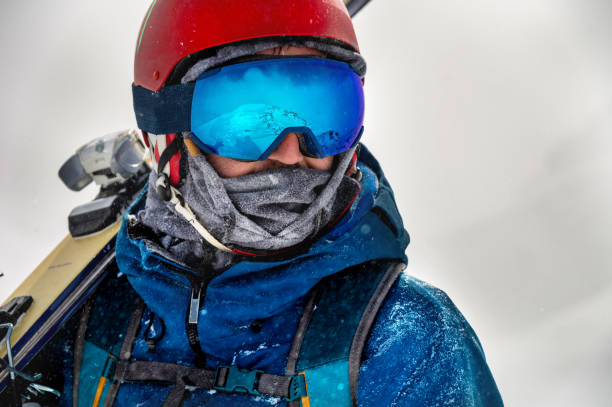 Closeup portrait of ski goggles of a man with reflection of snowy mountains. The mountain range is reflected in the ski mask. Portrait of a man in a ski resort against the backdrop of mountains Closeup portrait of ski goggles of a man with reflection of snowy mountains. The mountain range is reflected in the ski mask. Portrait of a man in a ski resort against the backdrop of mountains and sky in a snow blizzard. ski goggles stock pictures, royalty-free photos & images