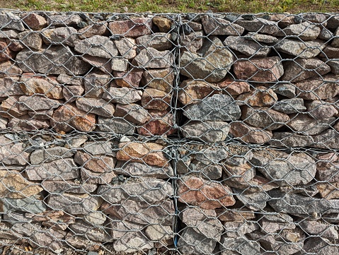 Dry stone wall with wire mesh