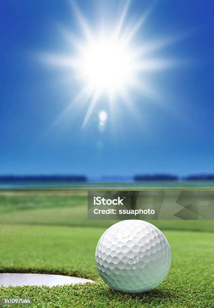 Bola De Golfe No Curso Verde - Fotografias de stock e mais imagens de Ajardinado - Ajardinado, Ao Ar Livre, Bola