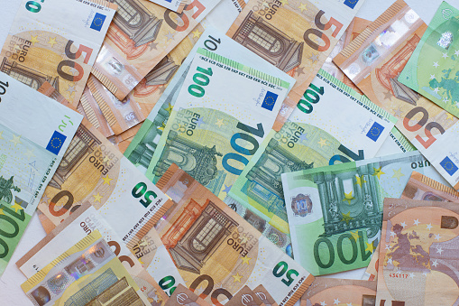 Mucho dinero euro y billetes en el escritorio. concepto de intercambio o ahorro. Billetes de papel photo