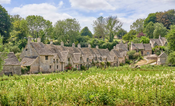 arlington row, bibury, cotswolds en été - cotswold photos et images de collection