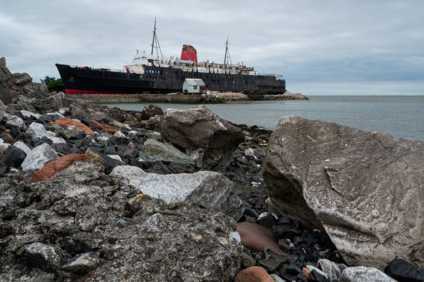 герцог ланкастерский, также известный как веселый корабль мостина - abandoned beached ferry rotting стоковые фото и изображения