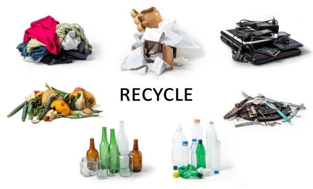 concept de recyclage de différents matériaux - recycling paper garbage newspaper photos et images de collection
