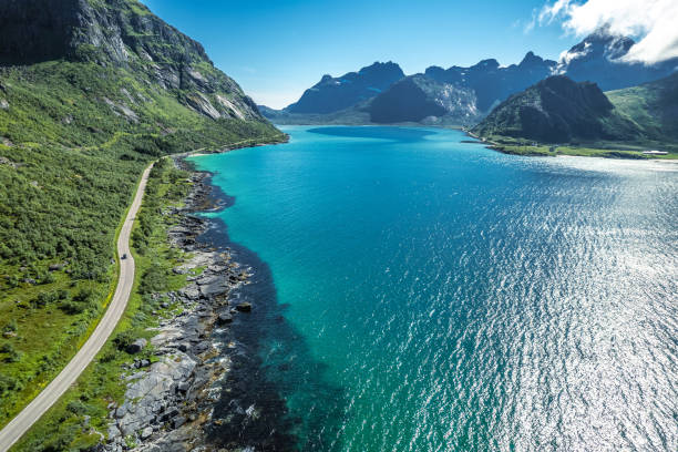 strada panoramica dell'arcipelago delle lofoten nelle regioni settentrionali della norvegia - lofoten and vesteral islands foto e immagini stock