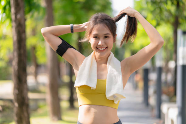 sport asian female teen portrait shot while morning running jogging healthy routine activity sunnday at public park,asia woman wear sport wear smile look at camera while take a break from run exercise deporte asiática mujer adolescente retrato tomado mientras corre por la mañana trotando actividad de rutina saludable día de sol en el parque público, mujer asiática usar ropa deportiva sonrisa mirar a la cámara mientras se toma un descanso del ejerc