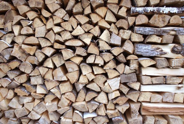 tło stosu drewna. drewniane kłody ułożone w stos drewna. tekstura zdjęcia. buk i sosna posiekane drewno. - wood cutting chopping fireplace zdjęcia i obrazy z banku zdjęć