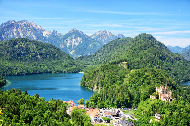 озеро альпы в баварии - hohenschwangau castle стоковые фото и изображения