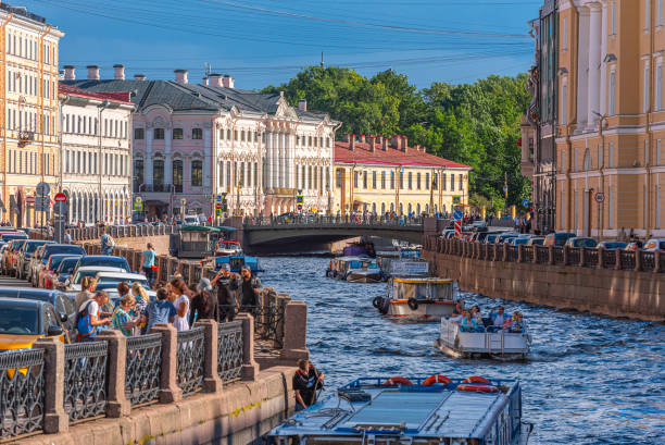 saint-pétersbourg, russie: rivière moyka - nevsky prospekt photos et images de collection