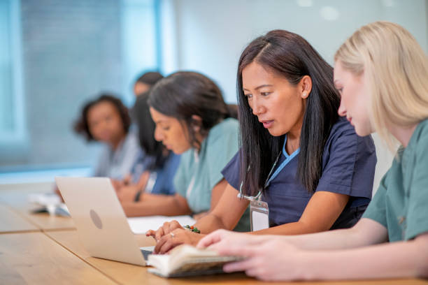 medical students studying - research medical student doctor clinic imagens e fotografias de stock