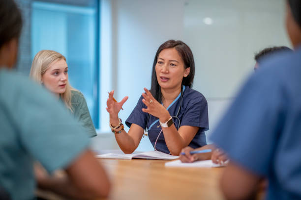 nurses meeting - doctor asian ethnicity chinese ethnicity young adult imagens e fotografias de stock