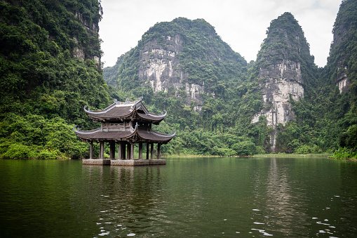 Templo vietnamita, rodeado de imponentes montañas. photo