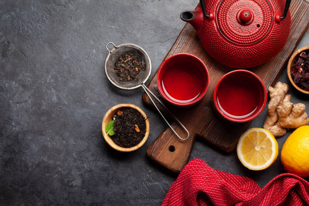 чай с лимоном и мятой и чайником - tea leaves chinese tea green tea leaf стоковые фото и изображения