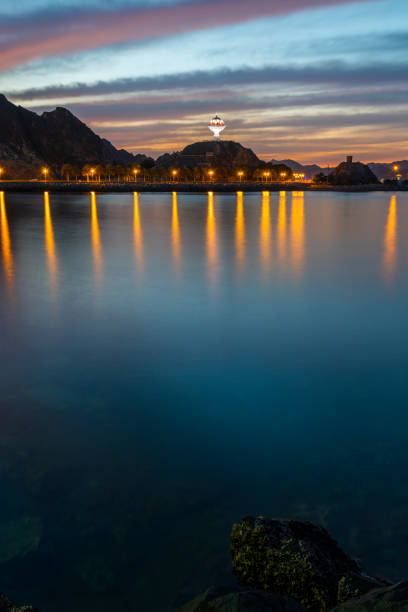 el campo en su mejor momento de muttrah corniche, mascate, sultanato de omán - sunset in islamic country fotografías e imágenes de stock