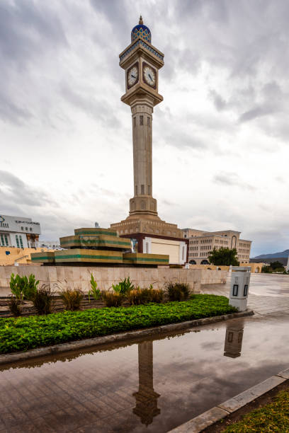 часовая башня руви, султанат оман. - oman greater masqat mosque al khuwair mosque стоковые фото и изображения